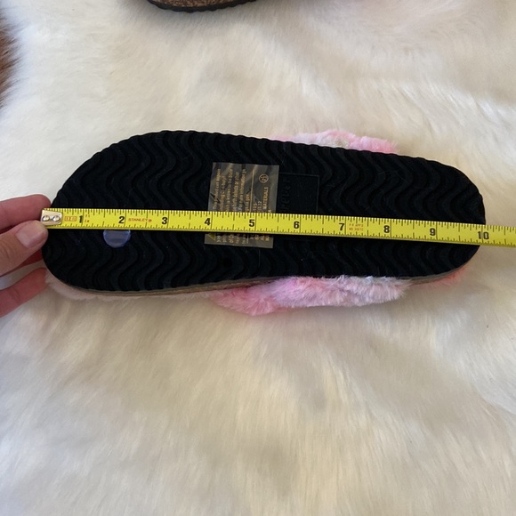 🆕 pastel rainbow cotton candy faux fur T-strap slipper in size 7.5 - Picture 6 of 6